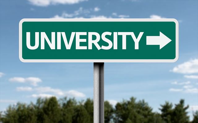 「University」と書かれた標識